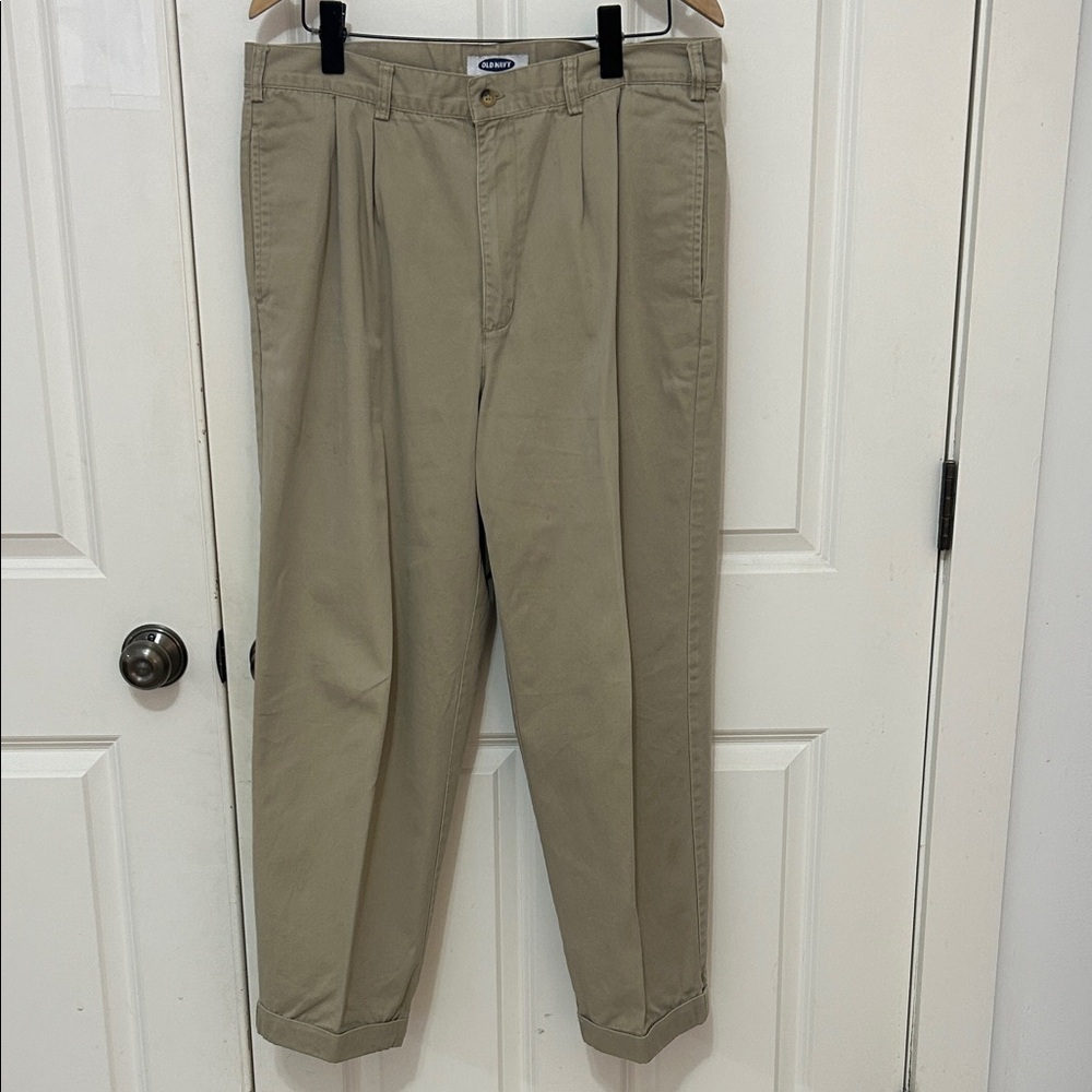 Old Navy Men's Pleated Khaki pants Size 36x30 tan cotton